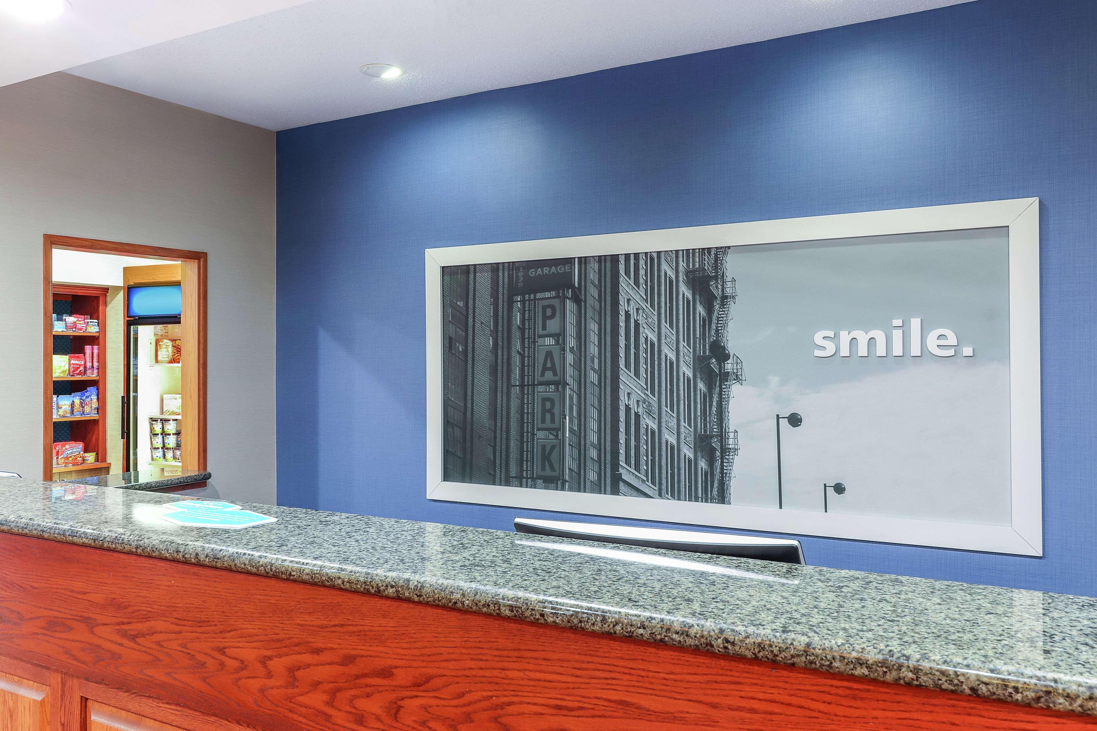 Hampton Inn Гіт Екстер'єр фото