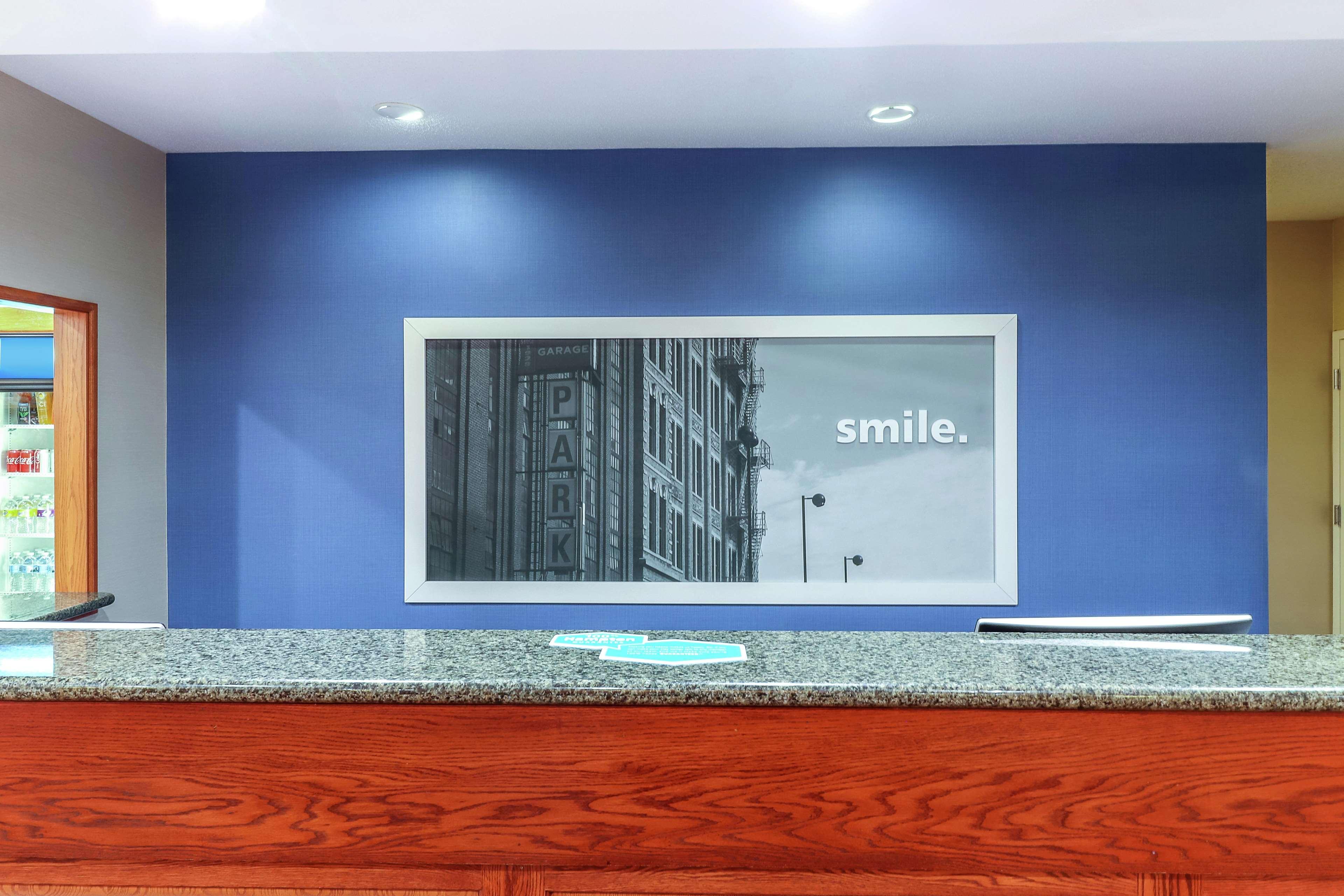 Hampton Inn Гіт Екстер'єр фото