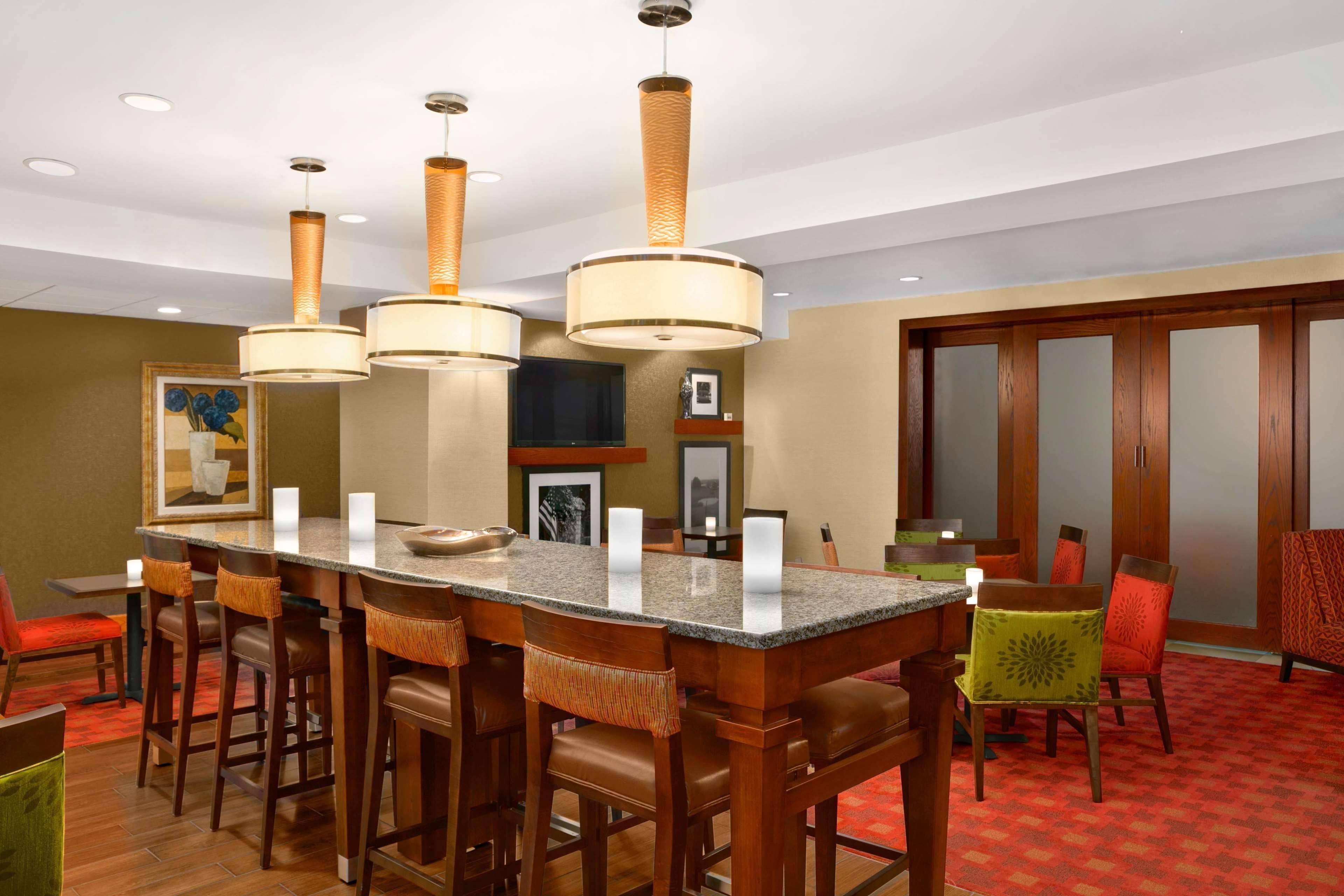 Hampton Inn Гіт Екстер'єр фото
