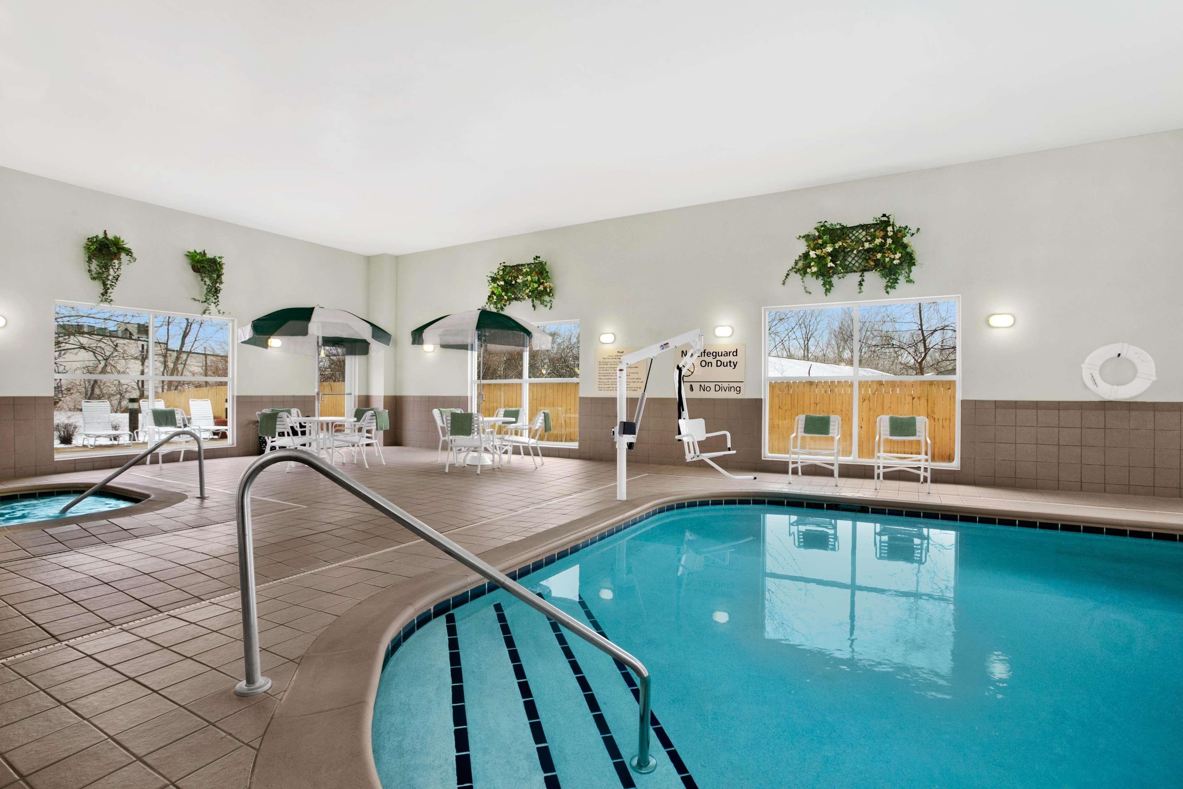 Hampton Inn Гіт Екстер'єр фото