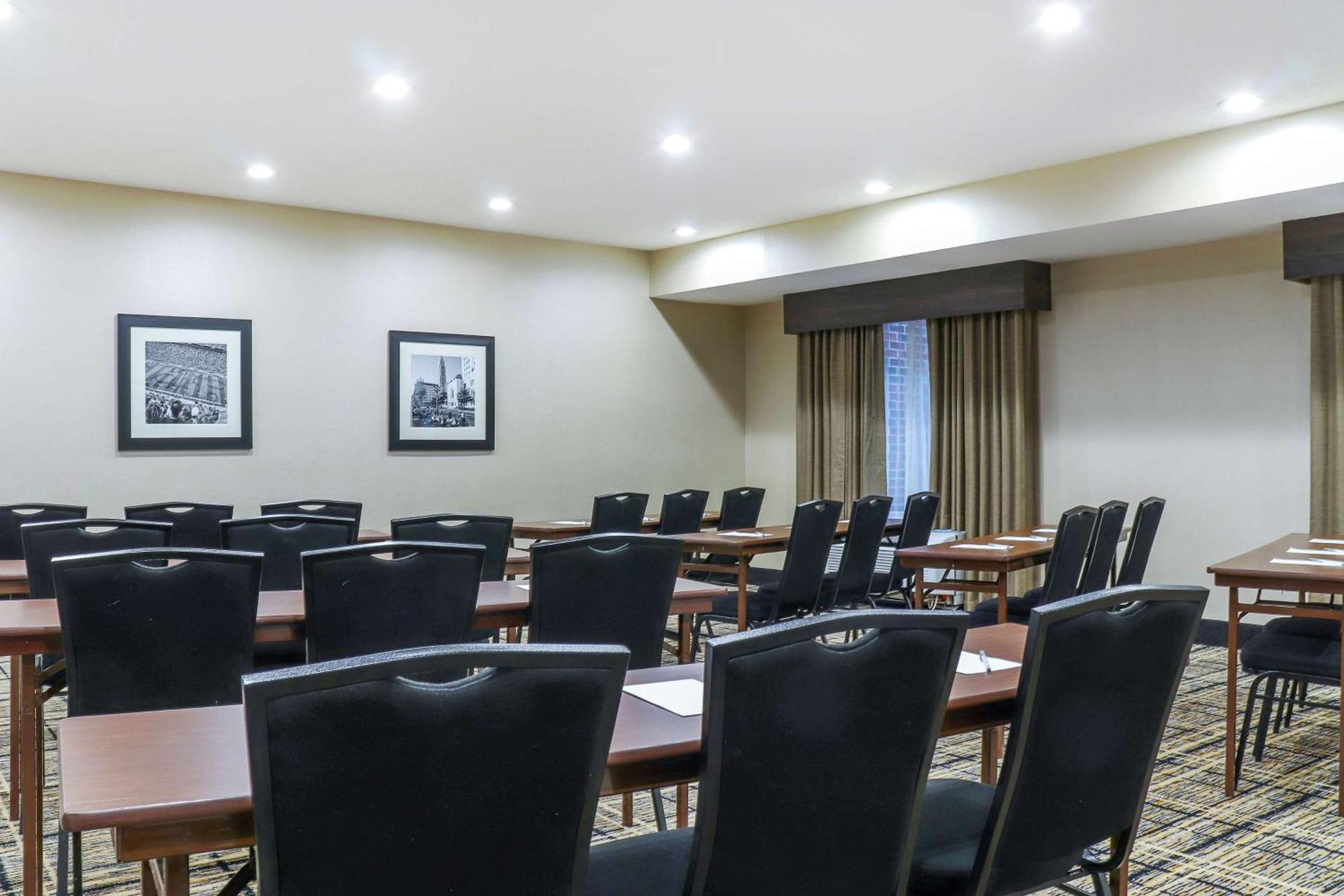 Hampton Inn Гіт Екстер'єр фото