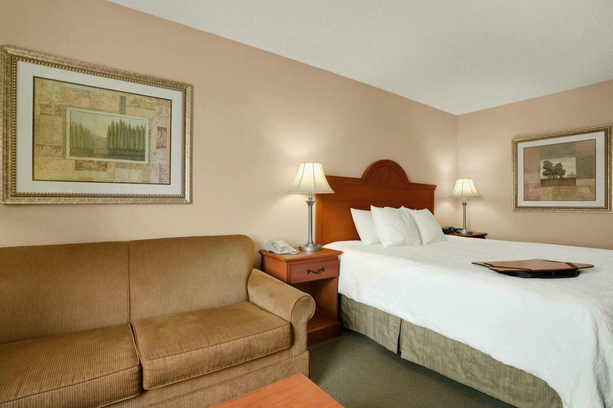 Hampton Inn Гіт Екстер'єр фото